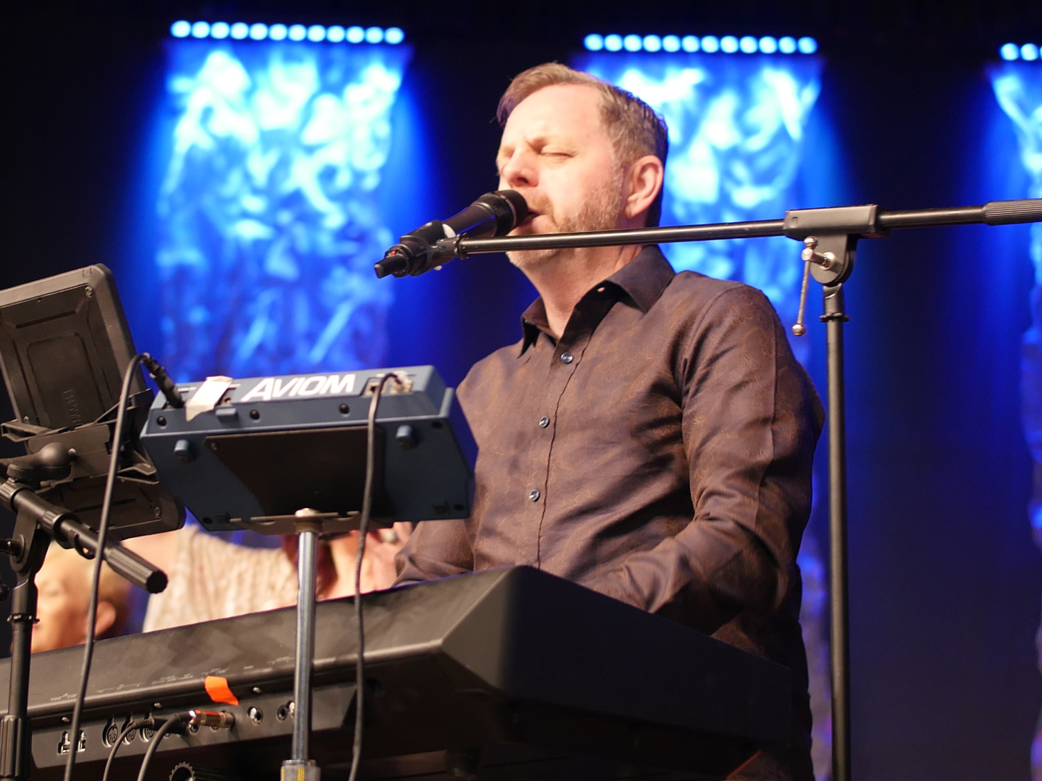 Dean Mitchum leads worship during a CI Conference